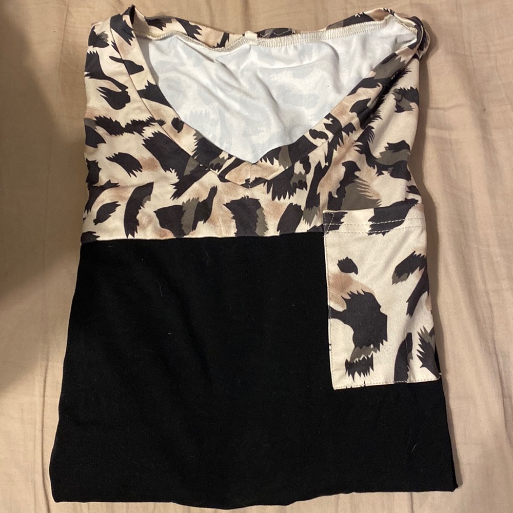 Size medium maternity pocket tee